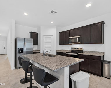1823 W Sombra Avenue - Photo Thumbnail 8