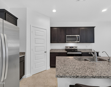 1823 W Sombra Avenue - Photo Thumbnail 10