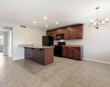 1241 N Granite Reef Road - Photo Thumbnail 9
