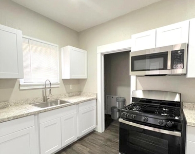 2032 W Adams Street - Photo Thumbnail 5