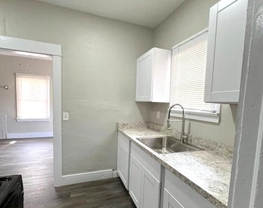 2032 W Adams Street - Photo Thumbnail 4