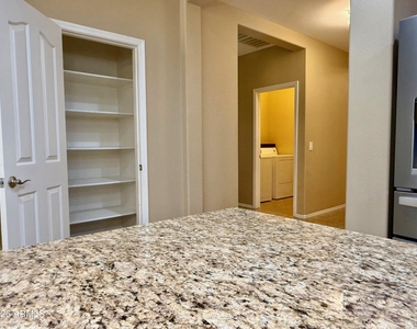 512 E Castle Rock Road - Photo Thumbnail 10
