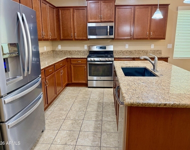 512 E Castle Rock Road - Photo Thumbnail 9