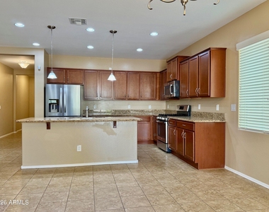 512 E Castle Rock Road - Photo Thumbnail 7