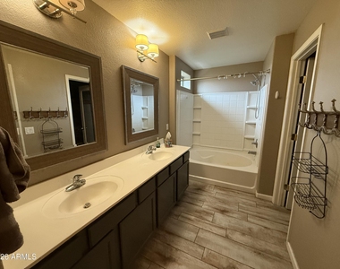 1011 E Redwood Drive - Photo Thumbnail 10