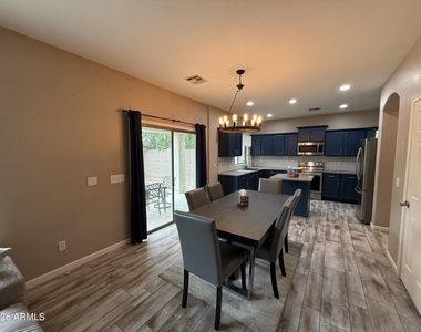 1011 E Redwood Drive - Photo Thumbnail 3
