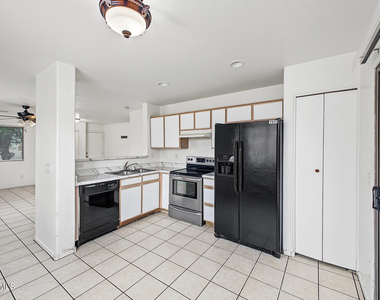 3015 N 84th Drive - Photo Thumbnail 12
