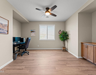 3935 Desert Oasis Avenue - Photo Thumbnail 8