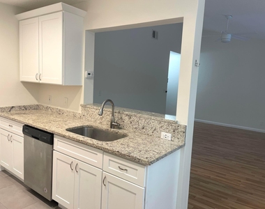 815 W Boynton Beach Boulevard - Photo Thumbnail 4