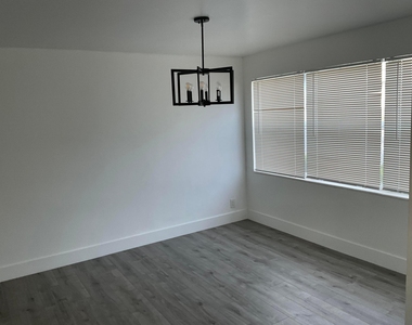 5662 Parke Avenue - Photo Thumbnail 9
