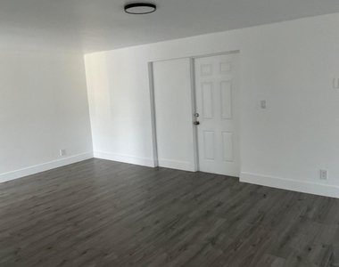 5662 Parke Avenue - Photo Thumbnail 10