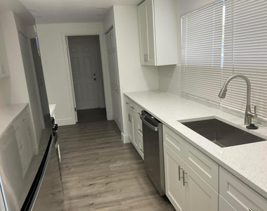 5662 Parke Avenue - Photo Thumbnail 6