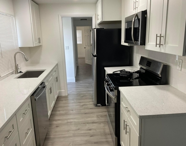 5662 Parke Avenue - Photo Thumbnail 5