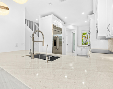 88 N Lakeshore Drive - Photo Thumbnail 12