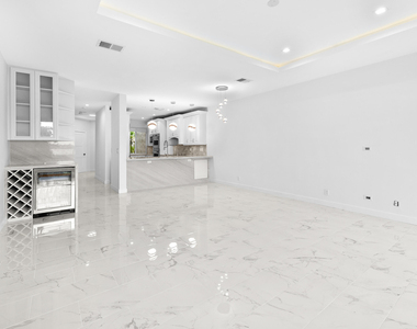 88 N Lakeshore Drive - Photo Thumbnail 6