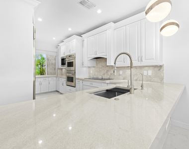 88 N Lakeshore Drive - Photo Thumbnail 10