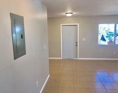 419 N Broadway - Photo Thumbnail 5