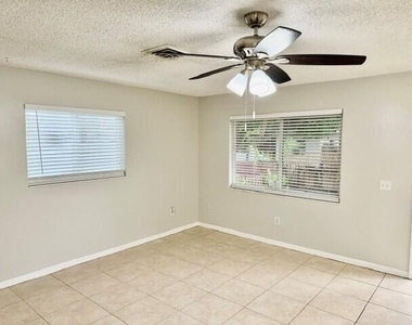 419 N Broadway - Photo Thumbnail 3