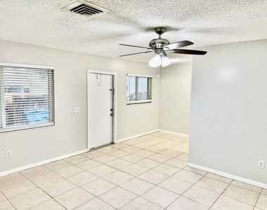 419 N Broadway - Photo Thumbnail 2