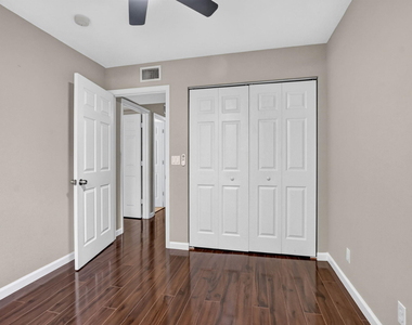 2557 Riverside Drive - Photo Thumbnail 27
