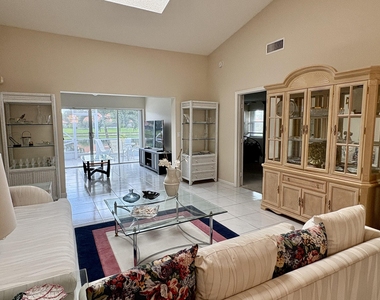 7702 Majestic Palm Drive - Photo Thumbnail 9