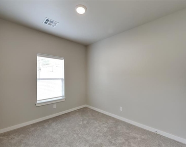 204 E 6th Street - Photo Thumbnail 10