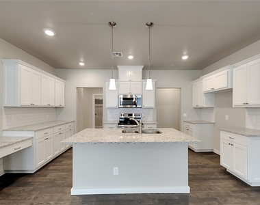 204 E 6th Street - Photo Thumbnail 3