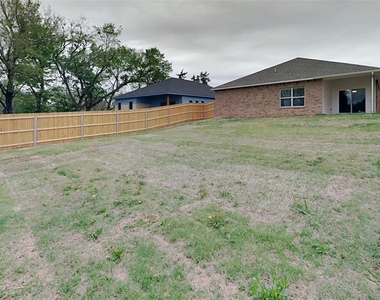 204 E 6th Street - Photo Thumbnail 14