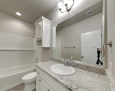 204 E 6th Street - Photo Thumbnail 9