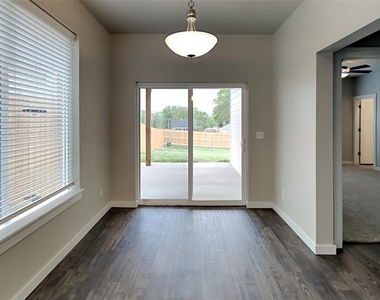 204 E 6th Street - Photo Thumbnail 4