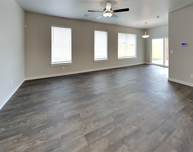 204 E 6th Street - Photo Thumbnail 2