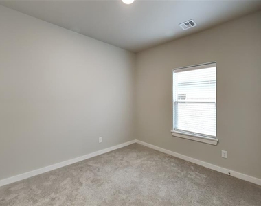 204 E 6th Street - Photo Thumbnail 11