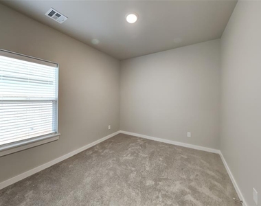204 E 6th Street - Photo Thumbnail 8