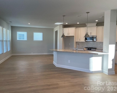 2859 Westshore Place - Photo Thumbnail 4