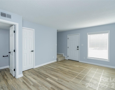 300 E Charlotte Avenue - Photo Thumbnail 3