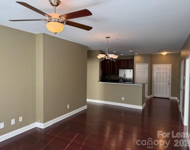 1000 E Woodlawn Road E - Photo Thumbnail 10