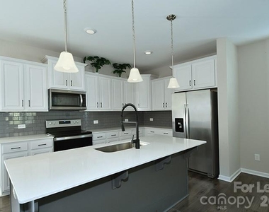 104 Trissy Court - Photo Thumbnail 5