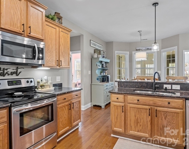 1667 Warwick Court - Photo Thumbnail 17