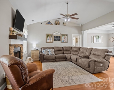 1667 Warwick Court - Photo Thumbnail 13
