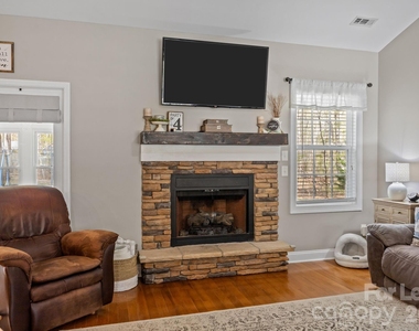 1667 Warwick Court - Photo Thumbnail 11
