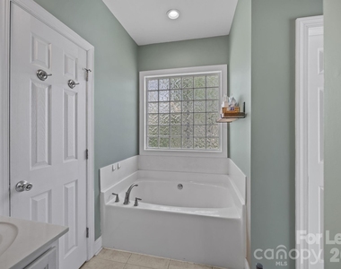 1667 Warwick Court - Photo Thumbnail 29