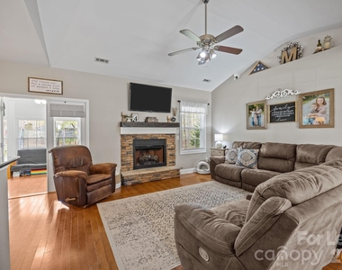 1667 Warwick Court - Photo Thumbnail 10