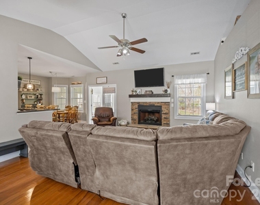 1667 Warwick Court - Photo Thumbnail 12