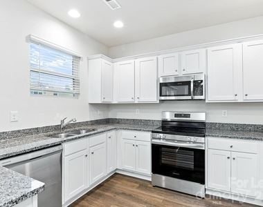 233 W Grover Street - Photo Thumbnail 3