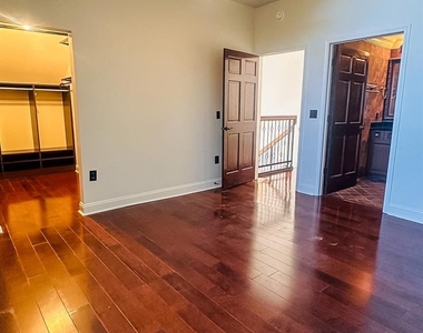 300 W 5th Street - Photo Thumbnail 10