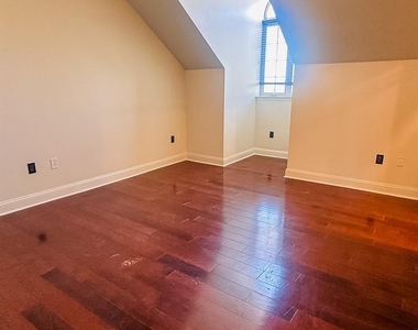 300 W 5th Street - Photo Thumbnail 9