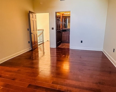 300 W 5th Street - Photo Thumbnail 11