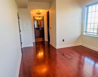 300 W 5th Street - Photo Thumbnail 5