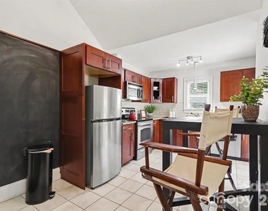 1013 Spruce Street - Photo Thumbnail 5