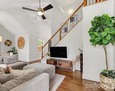 1013 Spruce Street - Photo Thumbnail 3